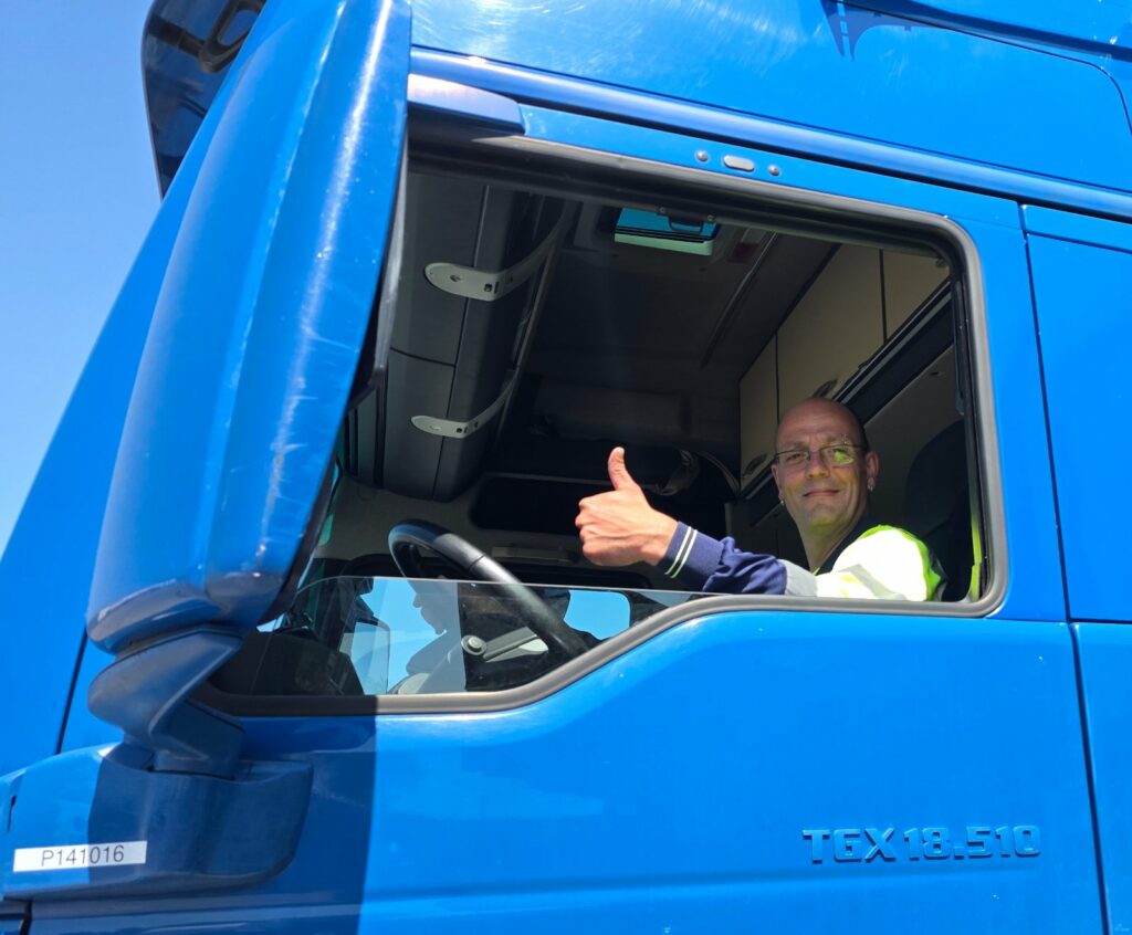 Fahrer von HTS cargo im LKW mit Daumen hoch